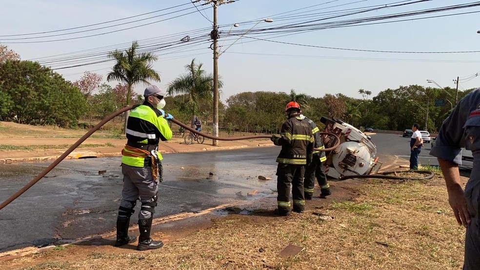 Bombeiros limpam Avenida General Euclides de Figueiredo, onde caminhão de esgoto tombou em Ribeirão Preto — Foto: Michelle Souza/CBN Ribeirão