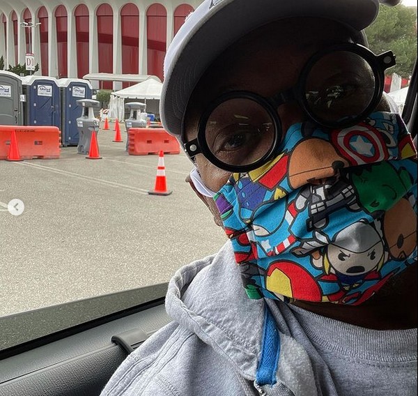 O ator Samuel L. Jackson com uma máscara dos heróis Vingadores antes de receber a primeira dose da vacina contra COVID-19 (Foto: Instagram)