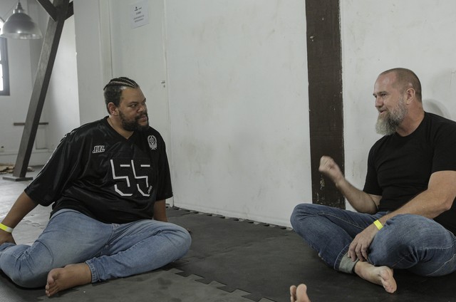Babu Santana com Rogério Blank na preparação para 'O jogo que mudou a História' (Foto: Divulgação)