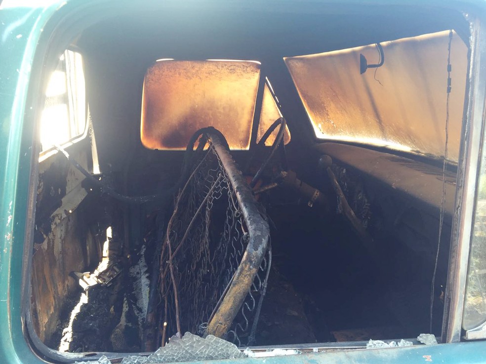 Caminhão foi incendiado em Santo Anastácio (Foto: Kawanny Barros/TV Fronteira)