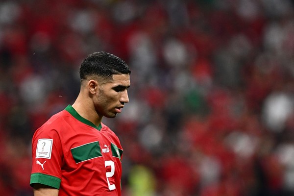 Achraf Hakimi lamenta derrota do Marrocos para a França — Foto: GABRIEL BOUYS / AFP