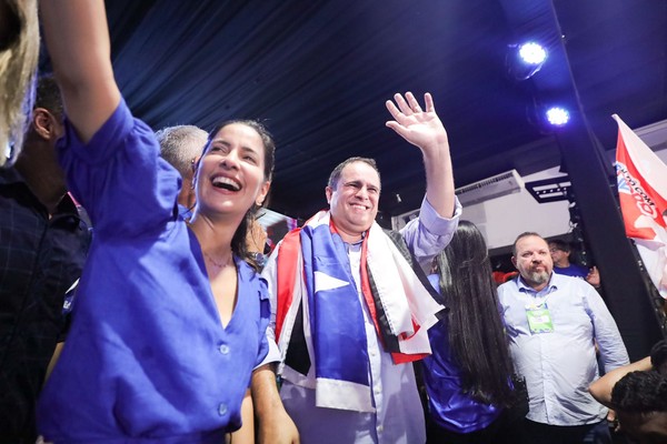 Edivaldo Holanda Júnior, ao lado da esposa, durante convenção partidária neste sábado (30). — Foto: Matheus Soares/Grupo Mirante