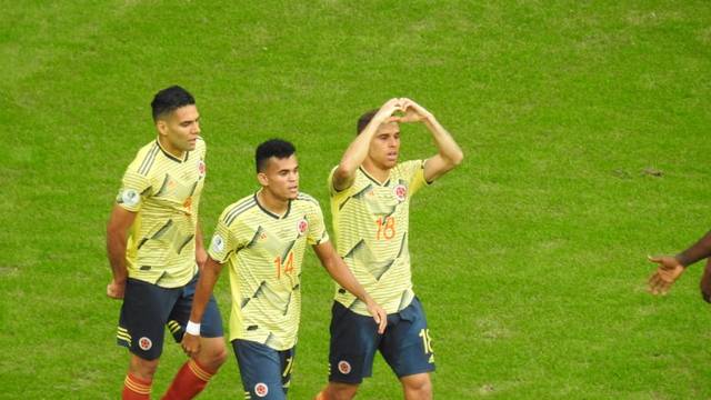 Cuellar comemora o gol marcado pela Colômbia contra o Paraguai