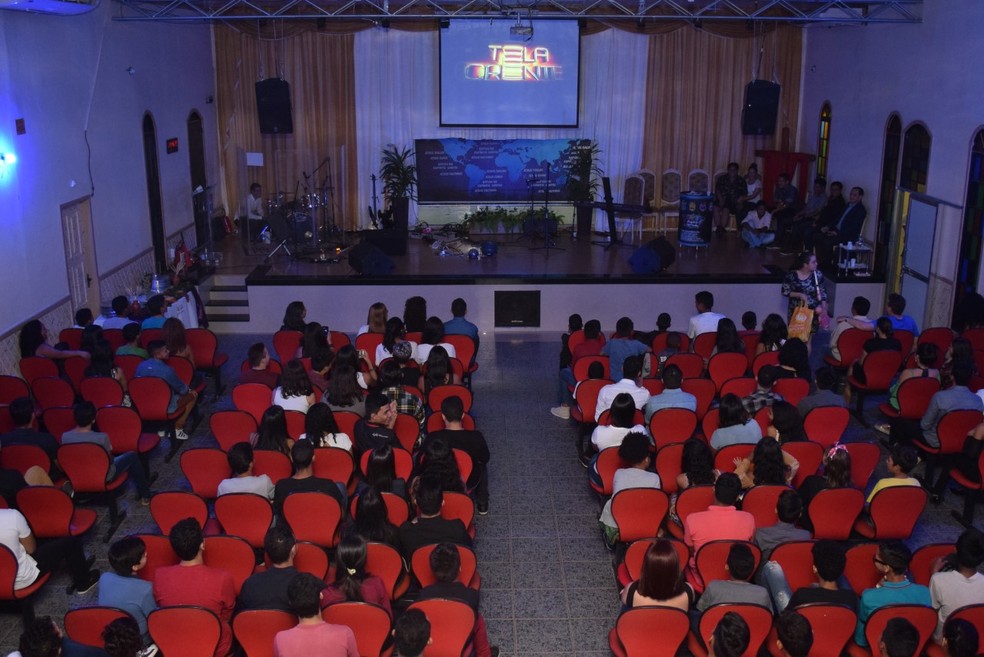 'Tela Crente' tem sessão de cinema dentro da igreja — Foto: Philippe Silva/IEQ