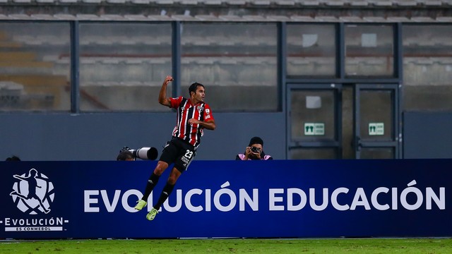 Eder comemora o terceiro gol do São Paulo