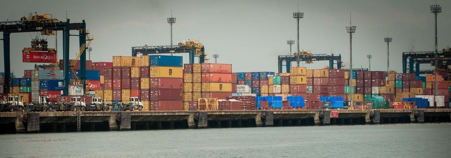 Imagem geral dos terminais de containers no porto de Santos.
