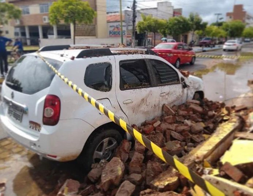 Escombros da casa que desabou no Sert�o da Para�ba atingiram dois carros � Foto: Corpo de Bombeiros/Divulga��o