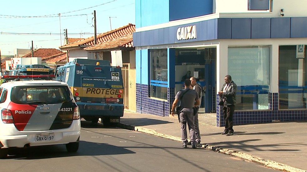 Segundo a polcia, ladres tinham como alvo carro-forte estacionado na porta de agncia da Caixa, em Guariba, SP  Foto: Valdinei Malaguti/EPTV