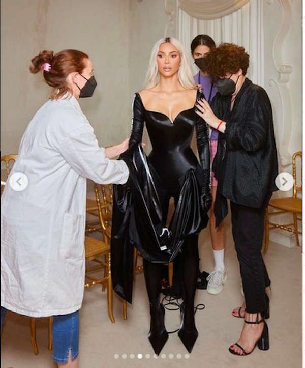 A socialite Kim Kardashian nos bastidores da Paris Fashion Week 2022 (Foto: Instagram)