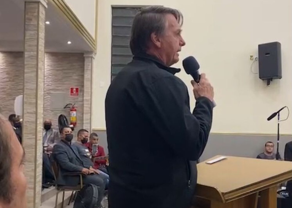 Bolsonaro também participou de culto durante a noite deste sábado (18) — Foto: Reprodução/Instagram