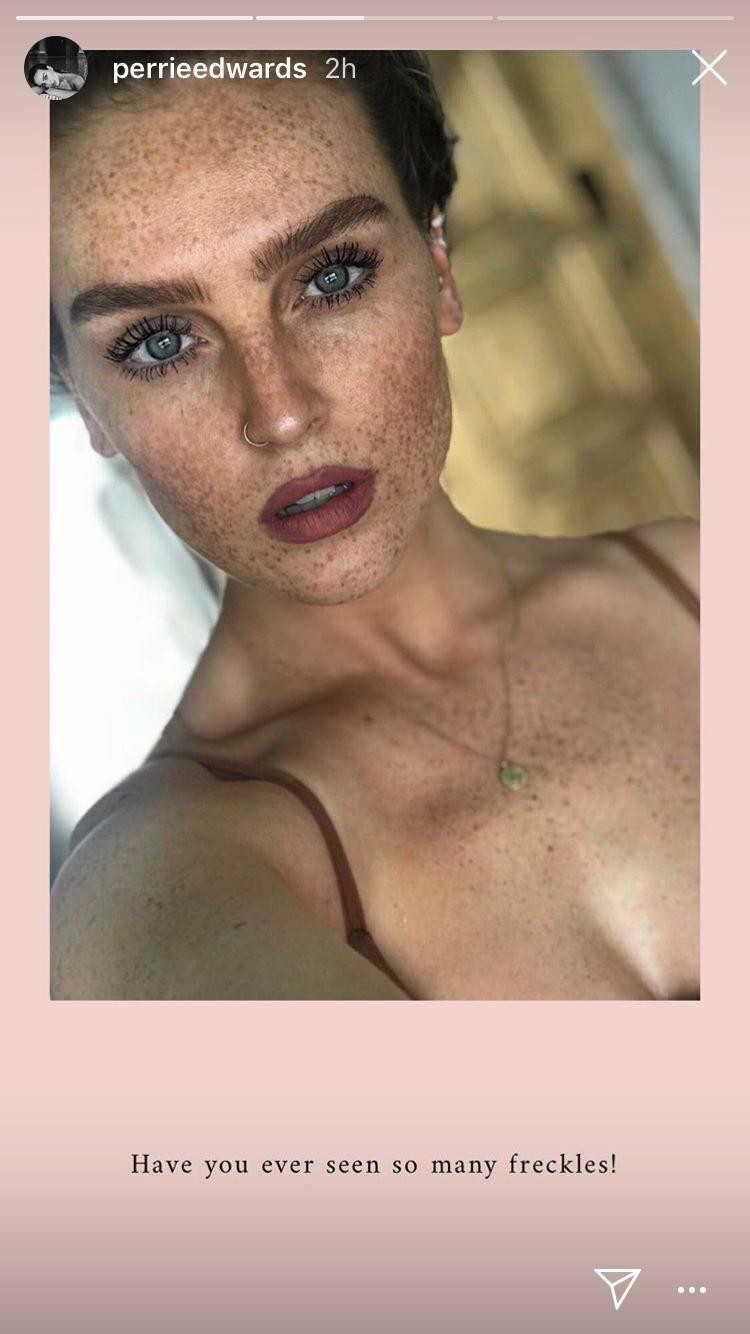 A cantora Perrie Edwards mostrando suas sardas (Foto: Instagram)