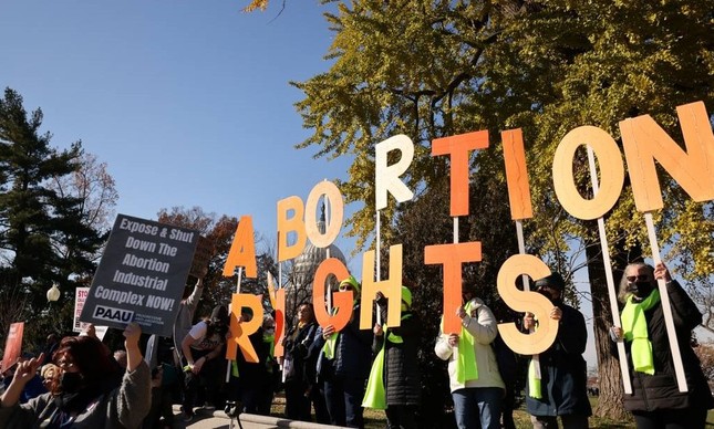 Ativistas pró e contra o aborto protestam no lado de fora da Suprema Corte americana