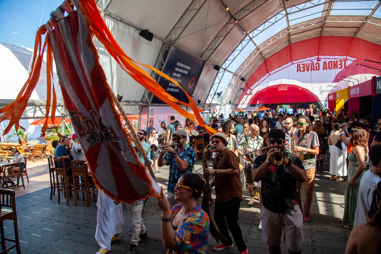 Sinfônica Ambulante transformou Rio Gastronomia em baile de Carnaval — Foto: Bruno Kaiuca