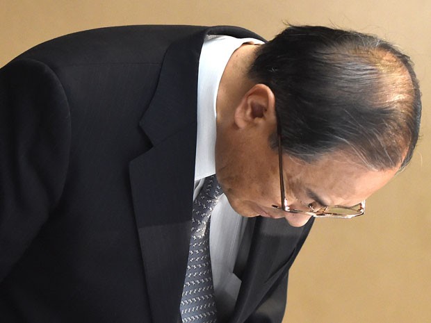 Masashi Muromachi, presidente do conglomerado Toshiba, cumprimenta a imprensa antes de coletiva em Tóquio, nesta segunda-feira (Foto: AFP)