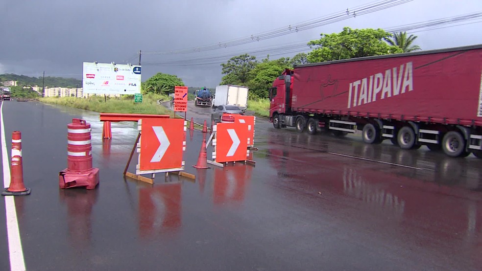 Motoristas devem ficar atentos a bloqueio e desvio na BR-232 — Foto: Reprodução/TV Globo 