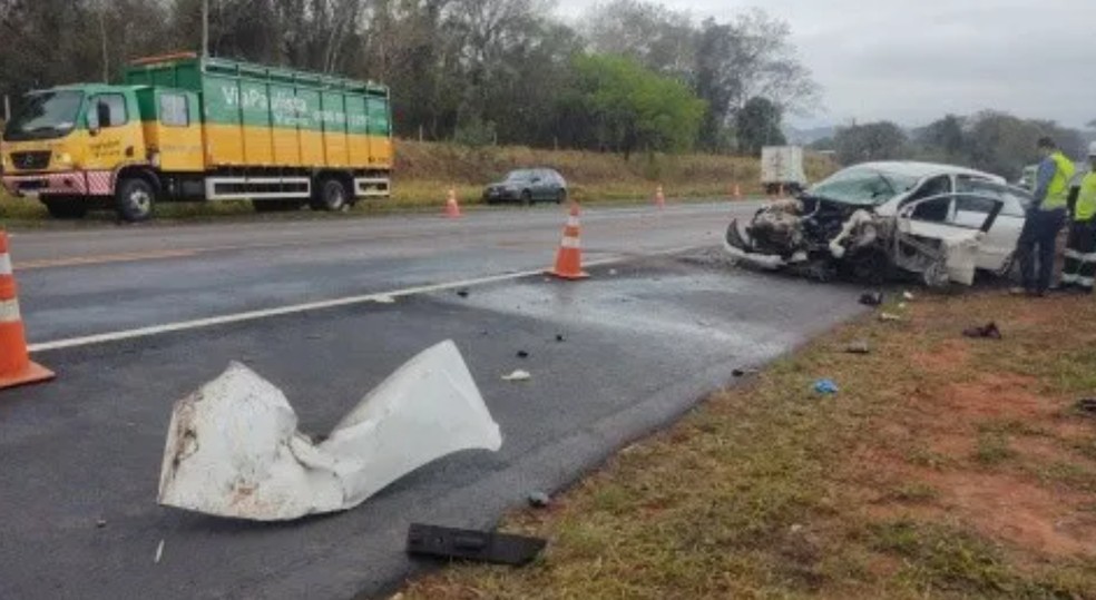 Acidente entre carro e caminhão mata mãe de ex-prefeito de Trabiju — Foto: Reprodução/ ACidadeOn