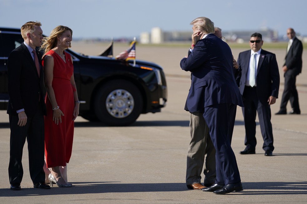Donald Trump chega a Tulsa para primeiro comício após início da pandemia do coronavírus — Foto: Evan Vucci/AP