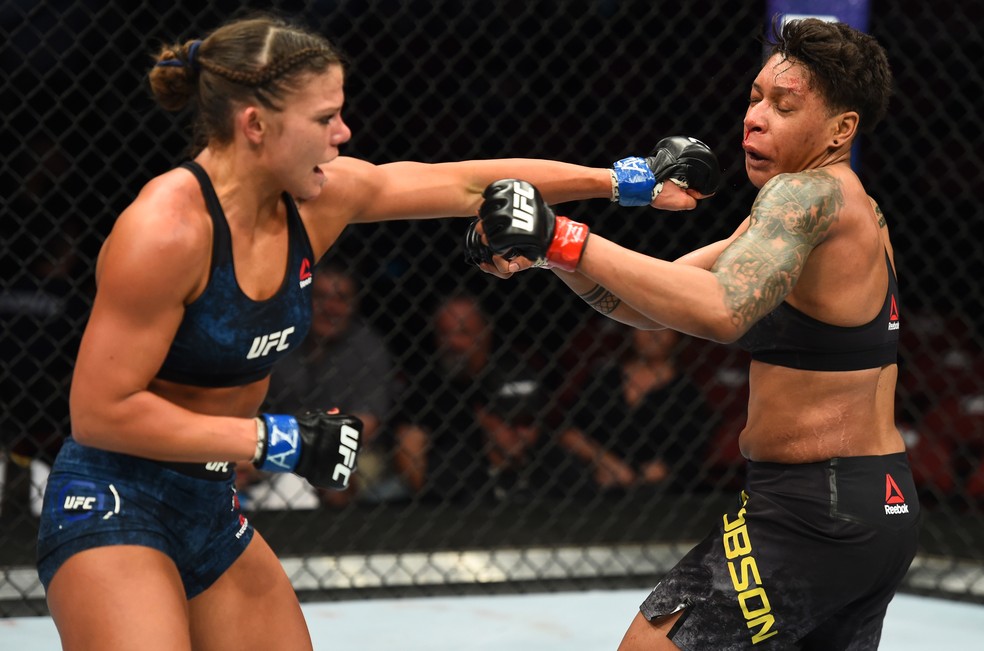 Lauren Mueller acerta um golpe de esquerda em Shana Dobson no UFC Glendale (Foto: Getty Images)