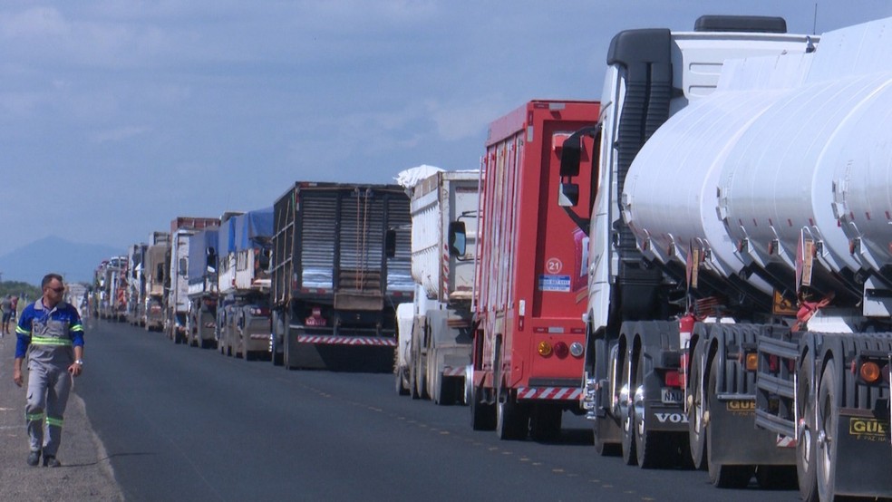 Fila de caminhões na rodovia BR-174, na região Norte — Foto: Reprodução/Rede Amazônica