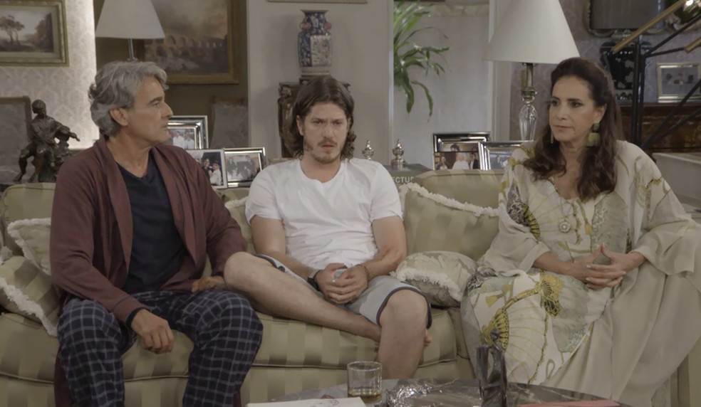 Mercedes (Totia Meireles) avisa a Quinzão (Alexandre Borges) e Quinzinho (Caio Paduan) para se preparem para o pior depois do escândalo do caso da VJ morta, em 'Verão 90' — Foto: TV Globo