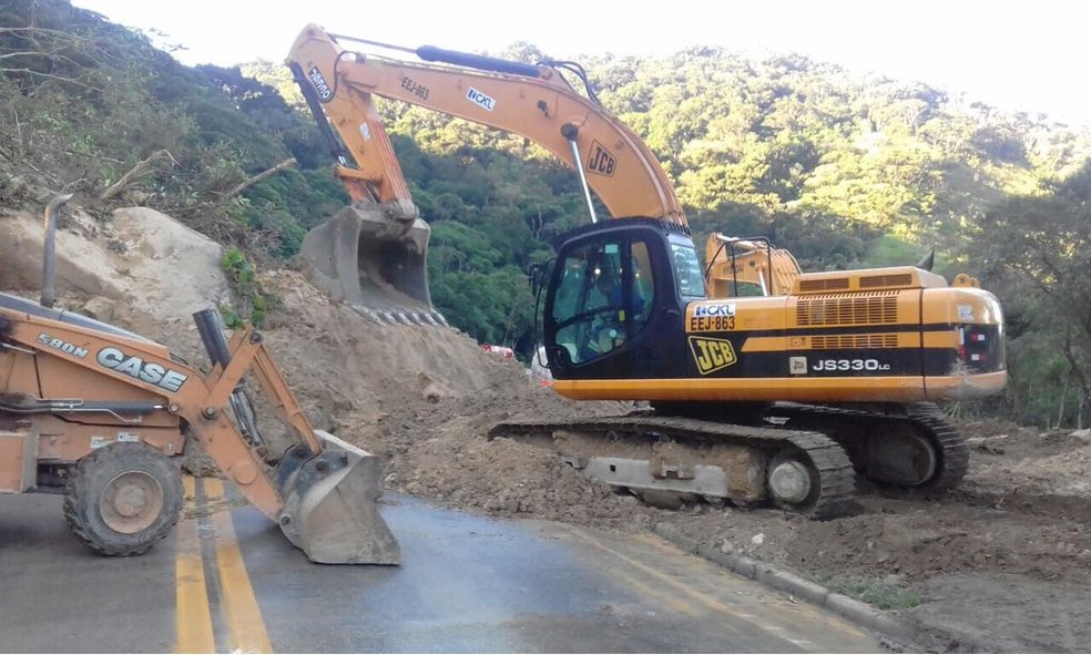 Deslizamento de terra interditou totalmente a rodovia Mogi-Bertioga. (Foto: Divulgação/DER)