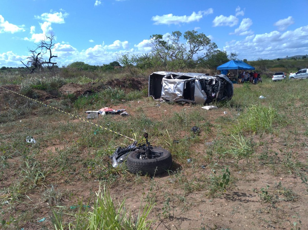 Colisão entre dois carros causa a morte de duas pessoas em Igaci, Alagoas — Foto: BPRv