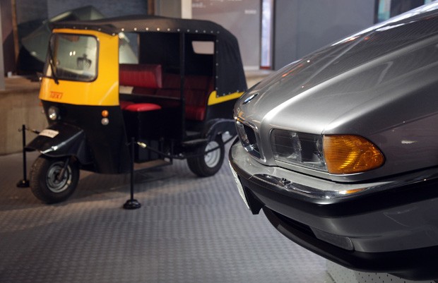 Um táxi Tuk Tuk (de 007 Contra Octopusy) e um BMW 750 iL (de O Amanhã Nunca Morre) (Foto: Getty Images)