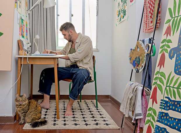O artista trabalha em seu ateliê ao lado de Prada, sua gata de estimação (Foto: Sambacine / Editora Globo)