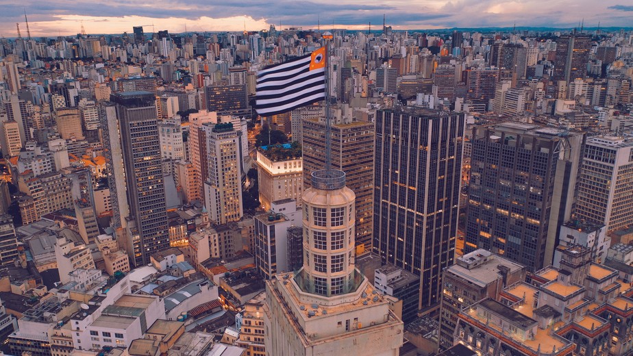 Vista áerea da região central de São Paulo, em destaque a torre do Edifício Altino Arantes