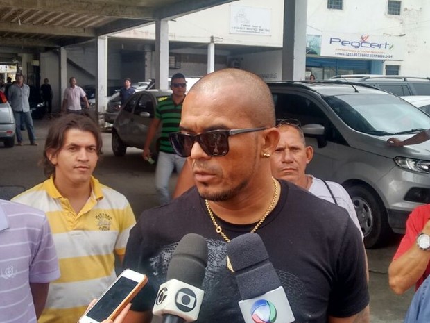 Jogador Ze carlos, do SRB, se defende de acusação antes de prestar depoimento (Foto: Márcio Chagas/G1)