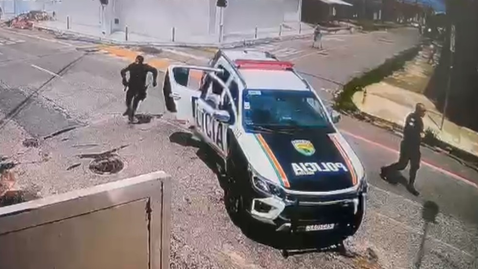 Após colisão, policiais prendem suspeito que tentava fuga em motocicleta — Foto: TV Verdes Mares/Reprodução