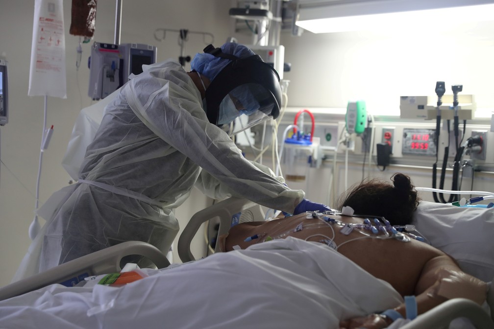 Profissional de saúde trata paciente com Covid-19 deitada de bruços em hospital em Chula Vista, na Califórnia, no dia 12 de maio. — Foto: Lucy Nicholson/Reuters