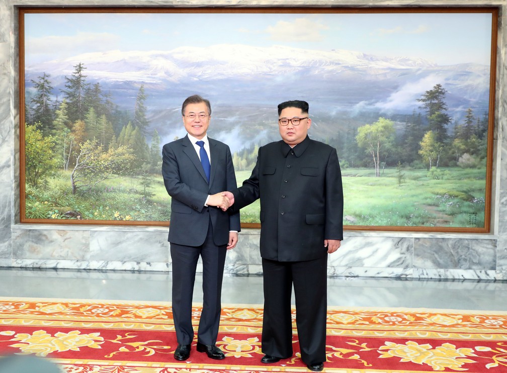 O presidente da Coreia do Sul, Moon Jae-in, e o líder norte-coreano Kim Jong Un durante encontro em Panmunjom (Foto: Reuters)