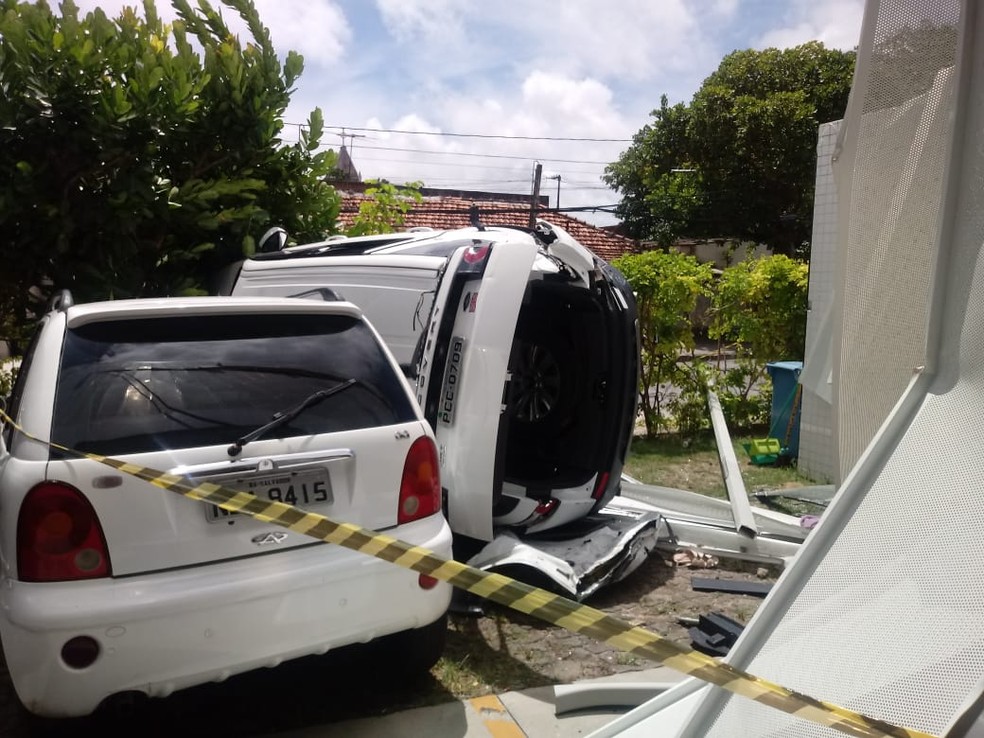 Carro caiu do terceiro andar de edifÃ­cio-garagem de empresarial na Zona Sul do Recife â€” Foto: Corpo de Bombeiros/DivulgaÃ§Ã£o
