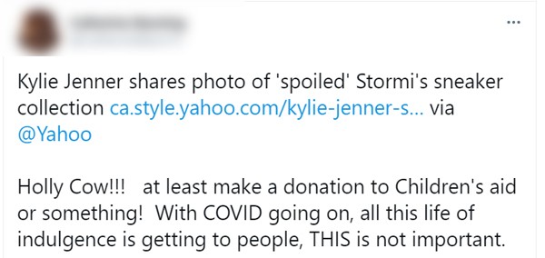 Kylie Jenner é criticada por mostrar coleção caríssima de tênis da filha de 3 anos (Foto: Reprodução / Twitter)