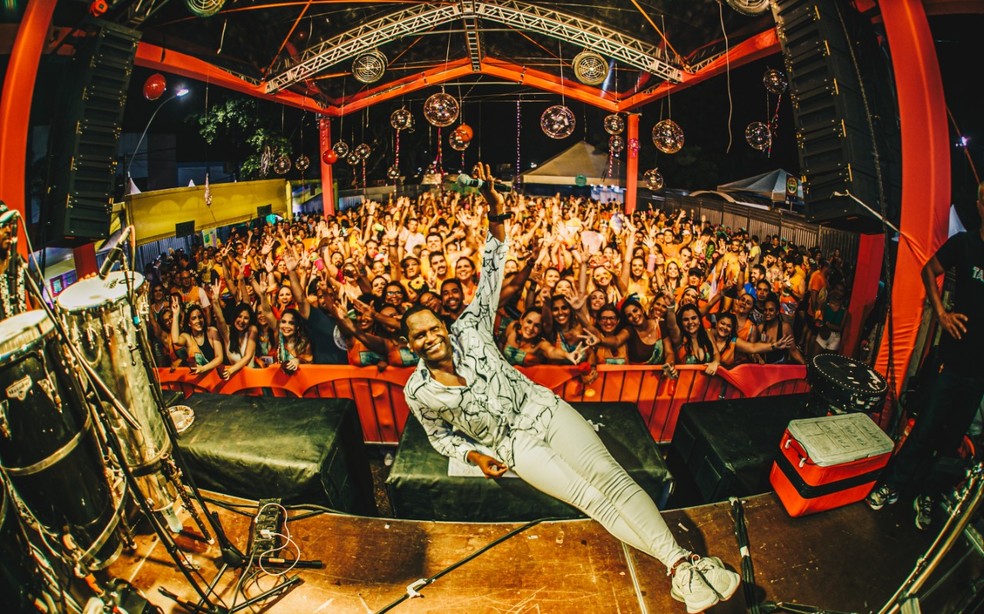 Tatau foi atração do bloco 'Nem se acaba, nem fica pouco' na última edição, em 2020 — Foto: Luana Tayze