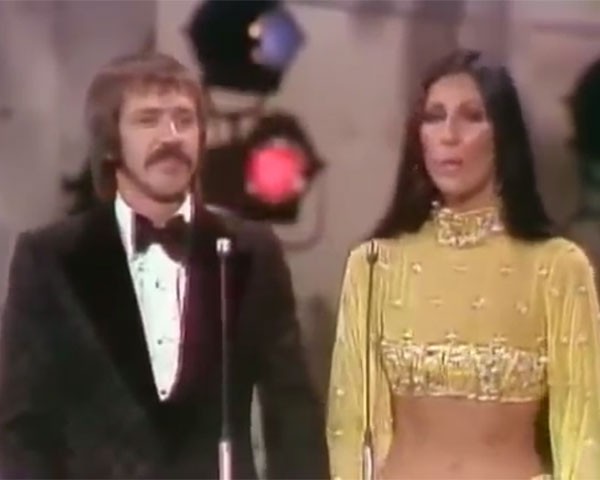 Cher e Sonny Bono, no Oscar de 1973 (Foto: Reprodução / Youtube)