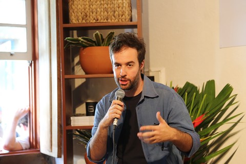 O escritor paulistano Emilio Fraia, que também foi assunto para a Vogue em julho e prepara lançamento do livro "Sebastopol" para este ano