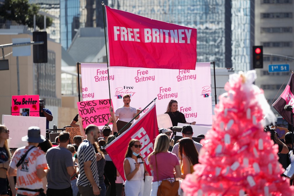 Fãs de Britney Spears se reúnem na frente de tribunal em Los Angeles nesta sexta (12) — Foto: Reuters/Mike Blake
