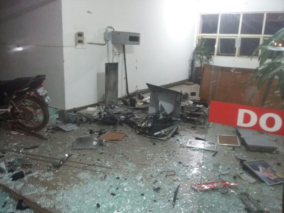 Foto mostra destruição dentro da prefeitura de Barra do Bugres após assaltantes explodirem caixa eletrônico (Foto: Nilson Guedes)