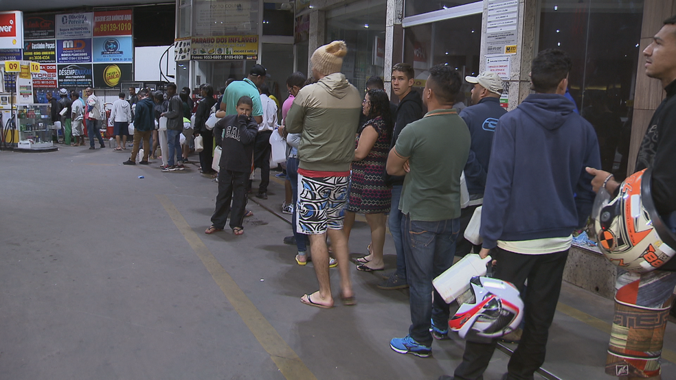 Pessoas formaram fila para abastecer galões de plástico com gasolina, em posto de Ceilândia (Foto: TV Globo/Reprodução)