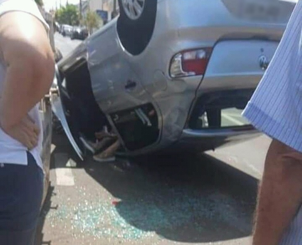 Carro capotou na tarde desta terça-feira (23) em Barra Bonita — Foto: Arquivo pessoal