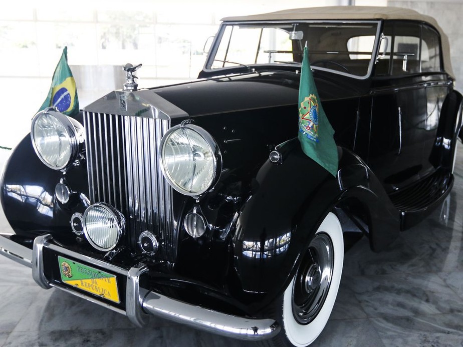 Tradicional carro presidencial, modelo Rolls-Royce Silver Wraith
