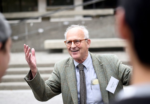 Professor de física Rainer Weiss fala com alunos antes de palestra, na Universidade da Califórnia em Berkeley, nos Estados Unidos. Ele recebeu o prêmio Nobel de Física (Foto: Noah Berger/Reuters)