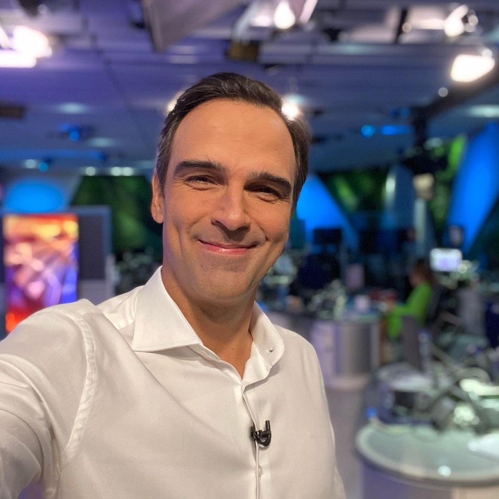 Tadeu Schmidt na reda��o do jornalismo � Foto: Reprodu��o/Instagram