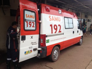 Vítima foi encaminhada para o HE de Macapá em ambulância do Samu (Foto: John Pacheco/G1)