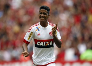 Gabriel, do Flamengo, não sabe se clássico contra o Vasco é arriscado