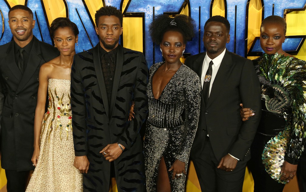 Chadwick Boseman em imagem fevereiro de 2018 com o elenco de 'Pantera Negra': Michael B. Jordan, Leitia Wright, , Lupita Nyong'o, Daniel Kaluuya e Danai Gurira  — Foto: Joel C Ryan/Invision/AP, File