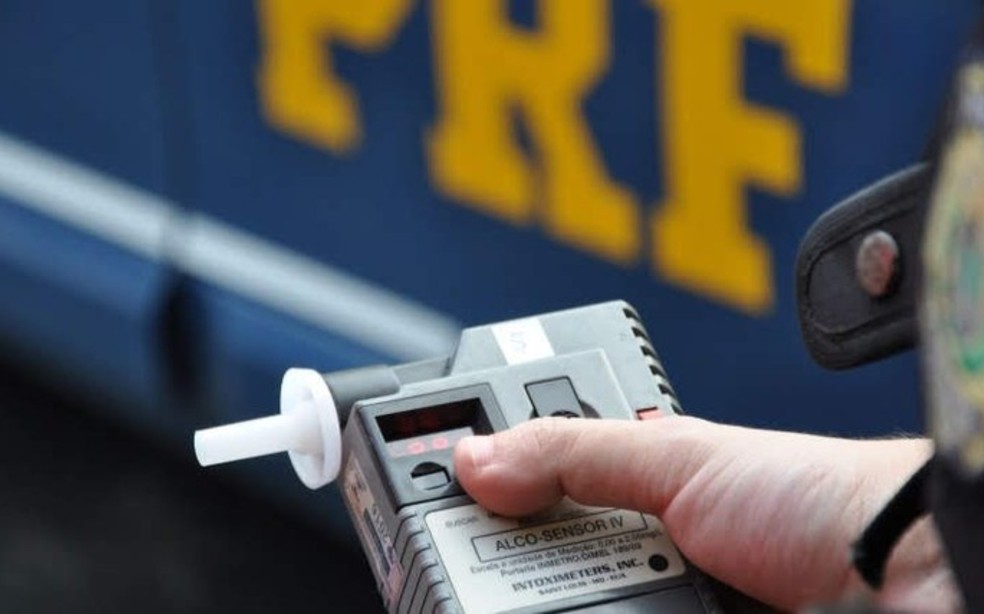 Teste com etilômetro confirmou que motorista estava embriagado quando provocou o acidente — Foto: Divulgação/PRF