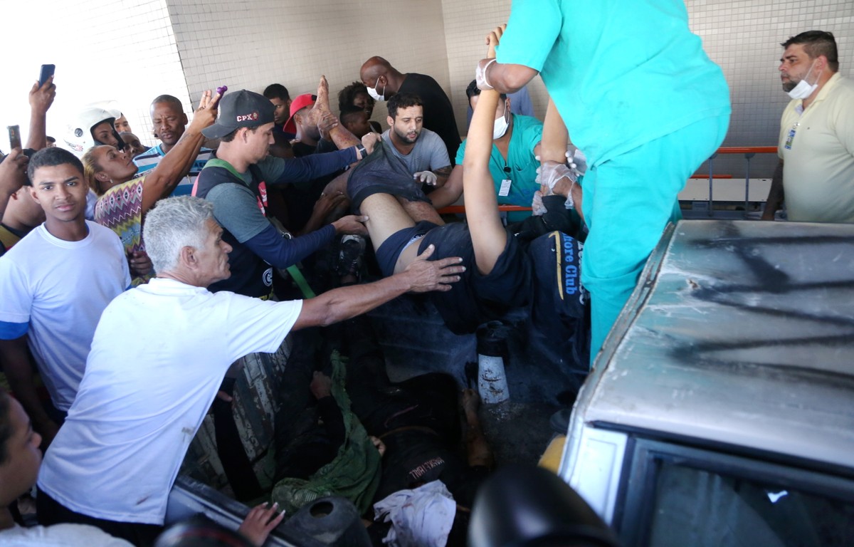 Vila Cruzeiro: policiais da PM e PRF entregam fuzis e admitem 10 das 23 mortes em confronto